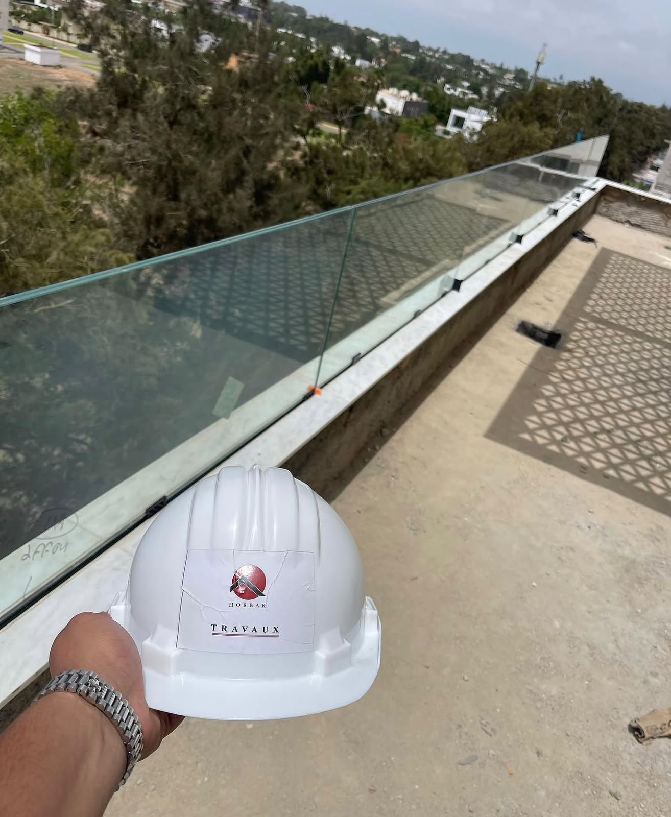 Garde-corps vitré installé sur une terrasse