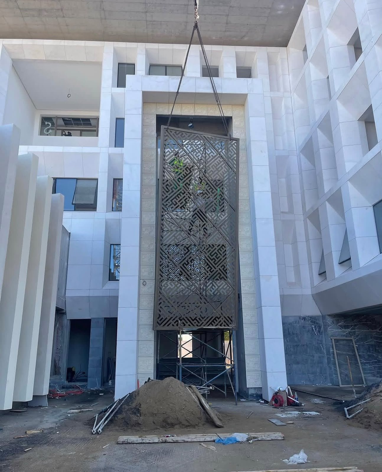 Écran métallique ajouré en cours d’installation